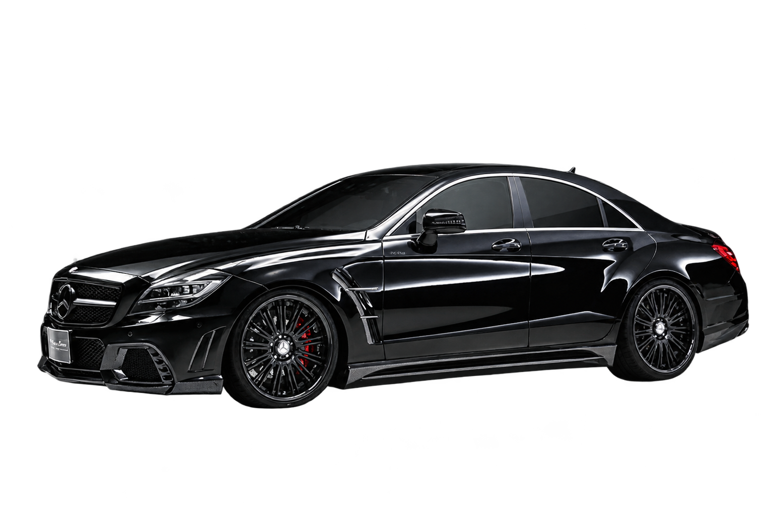 Чёрный Mercedes-Benz CLS в тёмной студии